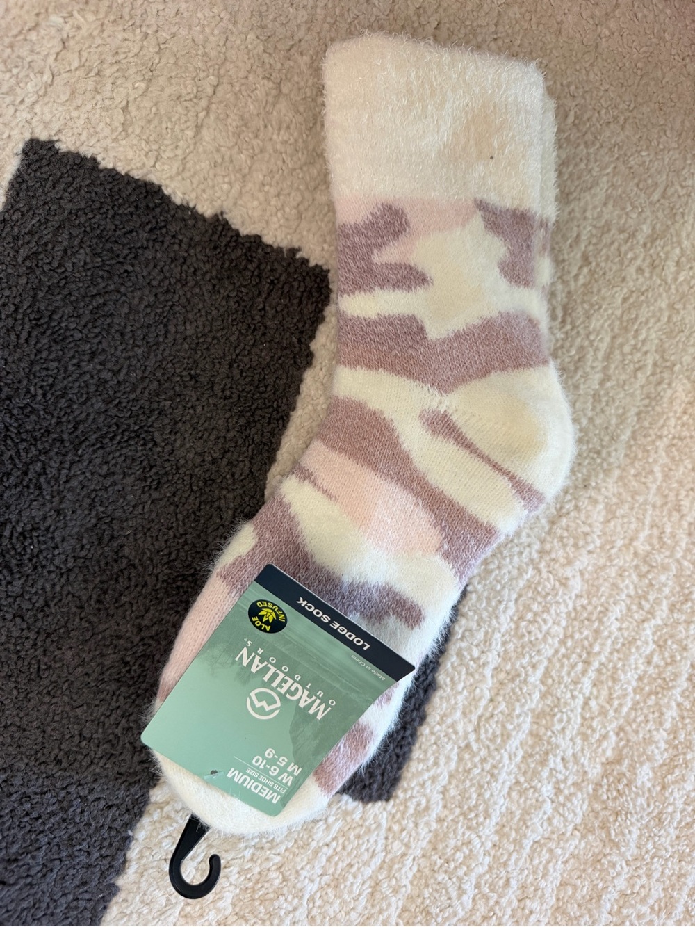Magellan Outdoors Women's Cream & Pink Fuzzy Lodge Socks